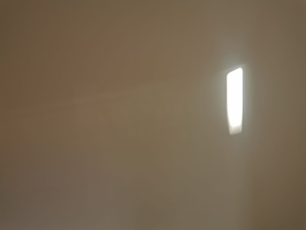 Un rectangle de lumière blanche dans un fond blanc. 